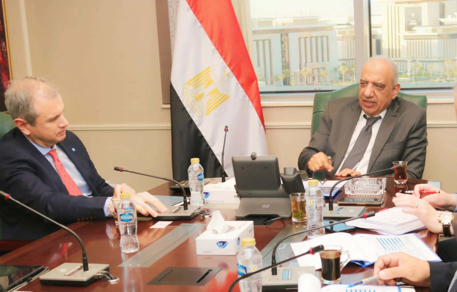 وزير الكهرباء يبحث مع مسؤولي «الكازار» الإماراتية مستجدات مشروعات طاقة الرياح بالزعفرانة وجنوب الغردقة