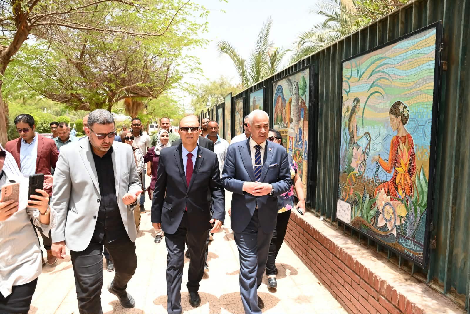 جامعة أسيوط تفتتح تجميل أسوار المدينة الجامعية بجداريات فنية من إبداع طلاب الفنون الجميلة