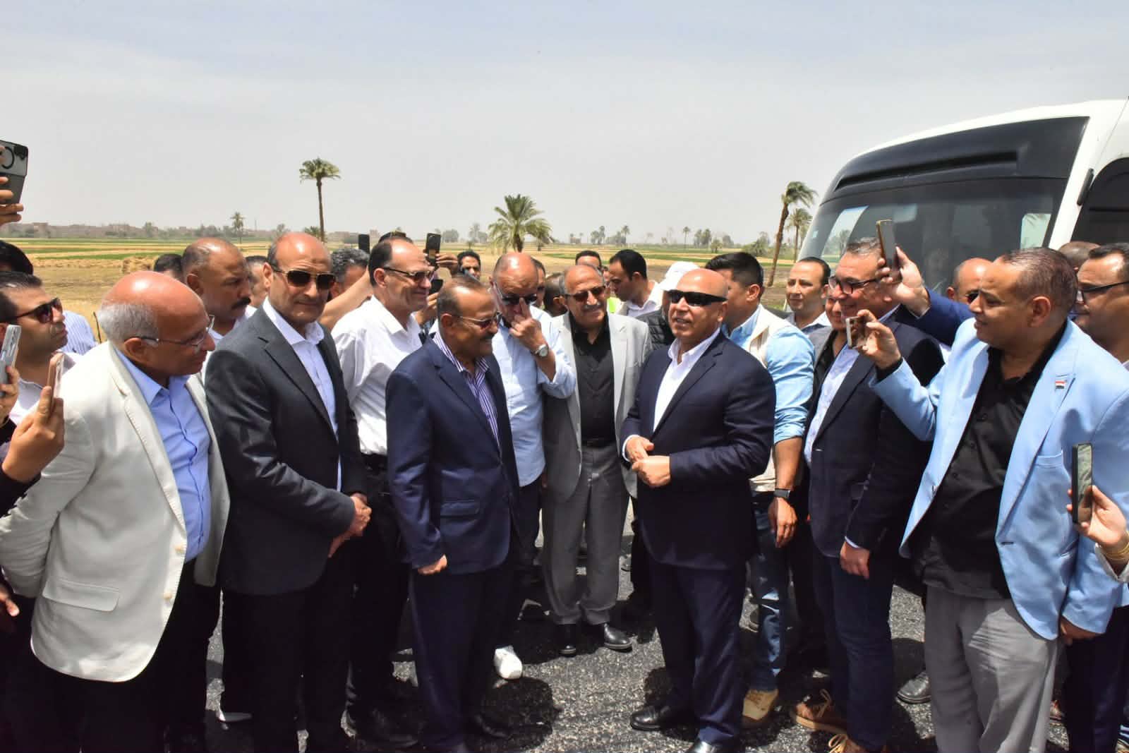 وزير النقل ومحافظ أسيوط يشهدان التشغيل التجريبي للمرحلتين من محور ديروط
