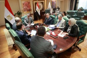 وزير الصحة يبحث تعزيز توطين صناعة الدواء وزيادة الإنتاج المحلي