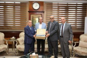 محافظ المنيا يبحث مع البنك الزراعي سبل التعاون في تنفيذ مبادرات خدمية