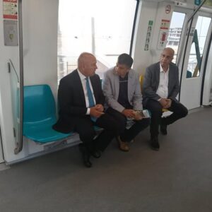 وزير النقل يستقل المونوريل إلى مقر عمله بالعاصمة الإدارية