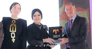 بالصور .. تكريم رباب عبد العاطي عن تنظيمها المتميز لحفل إفتتاح الدورة الرابعة من ملتقى “آرتوداي” بالمتحف المصري الكبير