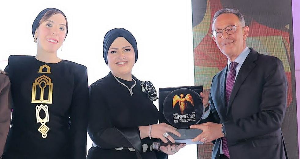 بالصور .. تكريم رباب عبد العاطي عن تنظيمها المتميز لحفل إفتتاح الدورة الرابعة من ملتقى “آرتوداي” بالمتحف المصري الكبير