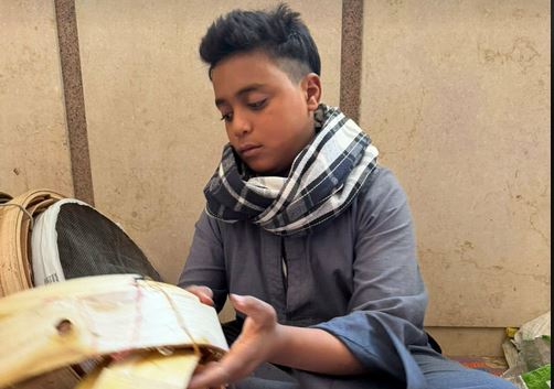 بين الخشب والسلك والمسامير.. شاب صعيدي يصنع رزقه بيده في صناعة “الغرابيل”