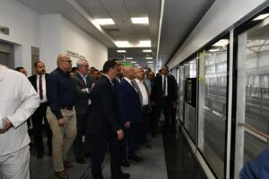 انطلاقة تاريخية للمونوريل.. وزير النقل يستقله في أول أيام تشغيله ويهنئ المصريين بطفرة النقل الحديثة
