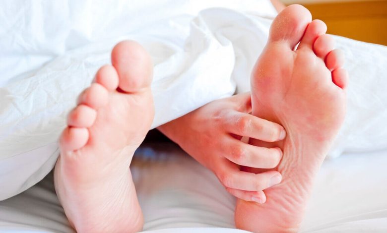 سخونة القدمين.. متى تكون عرضًا طبيعيًا ومتى تنذر بمشكلة صحية؟