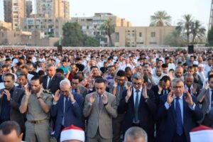 نائب محافظ المنيا يؤدي صلاة عيد الأضحى وسط جموع المصلين