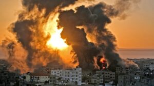 استشهاد 10 فلسطينيين بينهم أطفال في غارة إسرائيلية على شارع عمر المختار بمدينة غزة