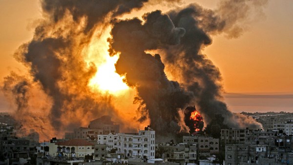 استشهاد 10 فلسطينيين بينهم أطفال في غارة إسرائيلية على شارع عمر المختار بمدينة غزة