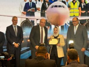 وزير الطيران المدني يكرّم الدكتورة نجلاء الغندور تقديرًا لجهودها المتميزة بقطاع الخدمات الطبية