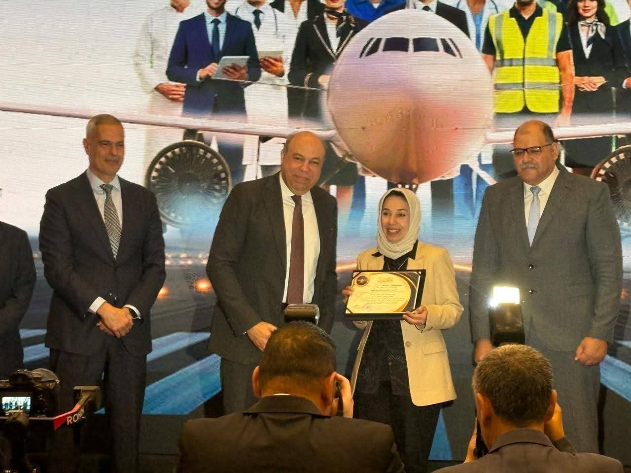 وزير الطيران المدني يكرّم الدكتورة نجلاء الغندور تقديرًا لجهودها المتميزة بقطاع الخدمات الطبية