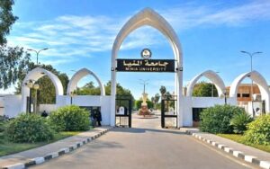 رئيس جامعة المنيا يتابع الامتحانات ويشيد بانضباط اللجان