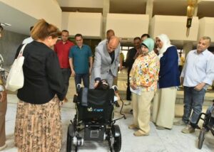 تسليم جهاز عروسة وكرسيين متحركين كهربائيين ضمن جهود الحماية الاجتماعية بأسيوط