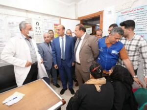 محافظ أسيوط يتفقد قافلة طبية مجانية بالقوصية.. وتوقيع الكشف الطبي على 1160 مواطنًا