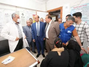 محافظ أسيوط يتفقد قافلة طبية مجانية بالقوصية.. وتوقيع الكشف الطبي على 1160 مواطنًا