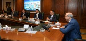 وزير الطيران المدني يبحث مع وفد شركة «SITA» أحدث الاتجاهات العالمية في مستقبل السفر وتكنولوجيا  تشغيل المطارات