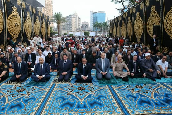 محافظ الجيزة يؤدي صلاة عيد الأضحى بساحة مسجد مصطفى محمود ويتبادل التهاني مع المواطنين