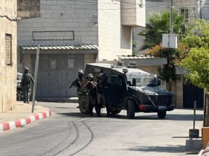 قوات الاحتلال تقتحم مجمع فلسطين الطبي في مدينة رام الله