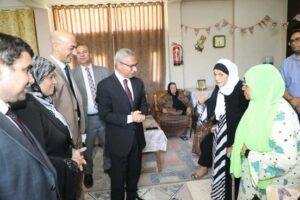 محافظ بني سويف يشارك الأيتام والمسنين فرحة عيد الأضحى