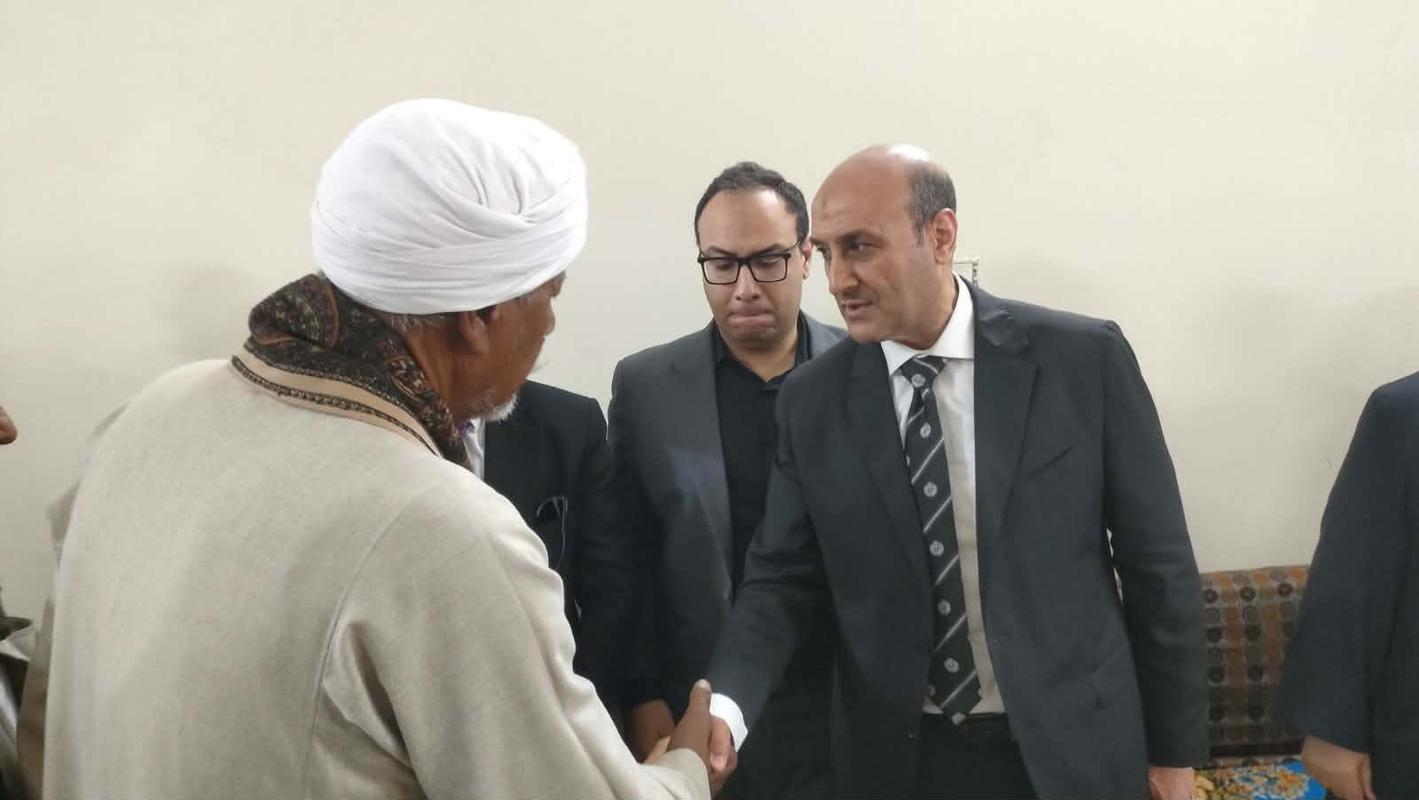 محافظ أسيوط يعزي أسر ضحايا حادث أبنوب