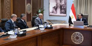 رئيس الوزراء يطلع على موقف مشروعات الطاقة الجديدة