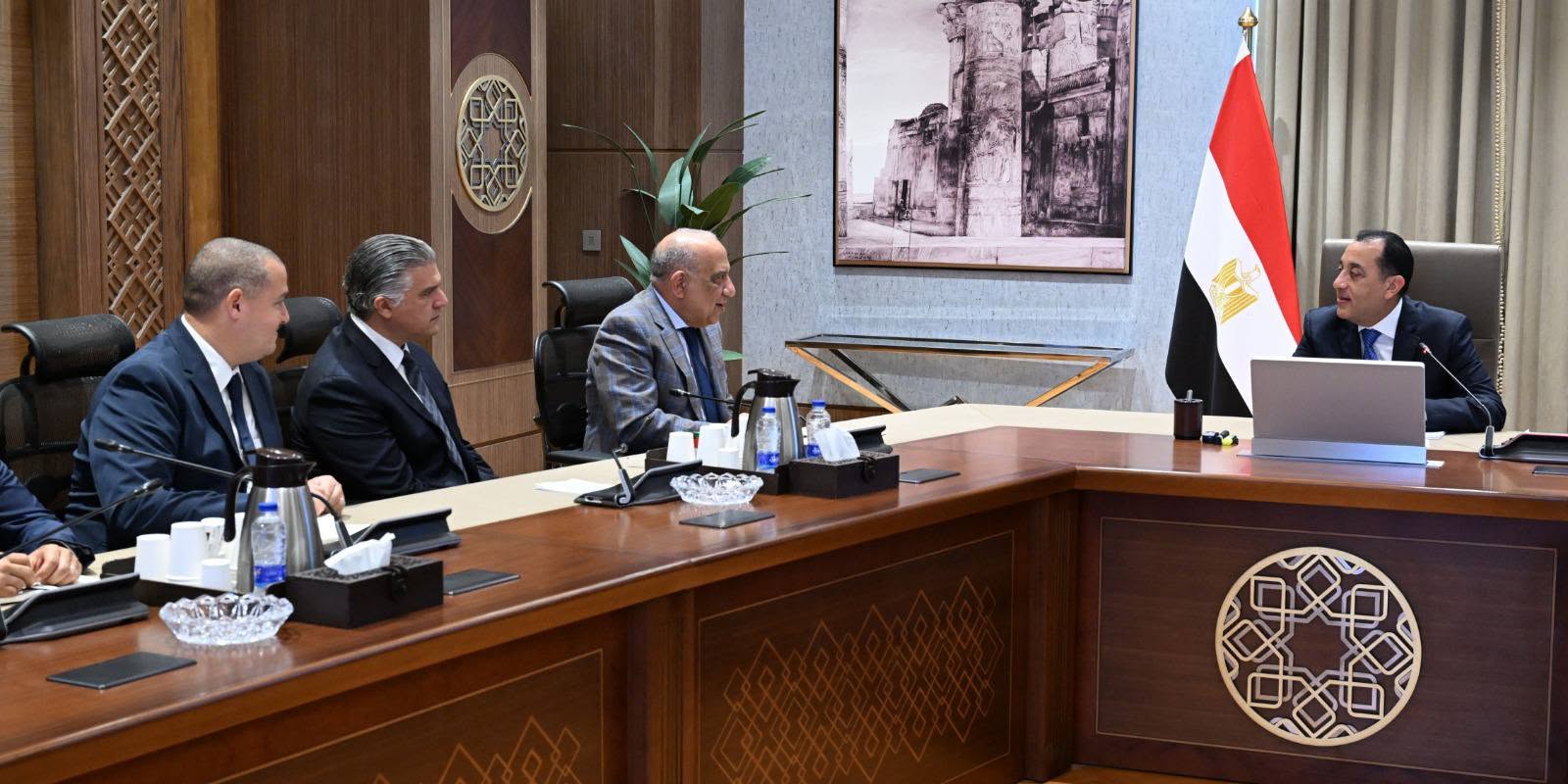 رئيس الوزراء يطلع على موقف مشروعات الطاقة الجديدة
