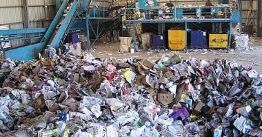 مواد خام فى المخلفات تدخل فى صناعات متعددة.. الاقتصاد الدائرى «ينبش» فى كنوز النفايات