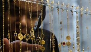 الذهب يهبط من 7600 إلى 6000 جنيه.. ماذا يفعل من اشترى عند القمة؟