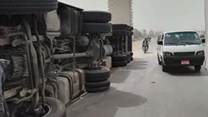 مصرع شخصين وإصابة آخرين نتيجة دهس تريلا لسياراتين أعلى الدائرى 