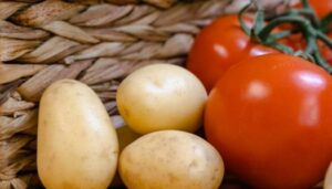انخفاض الطماطم وارتفاع البطاطس بالأسواق اليوم