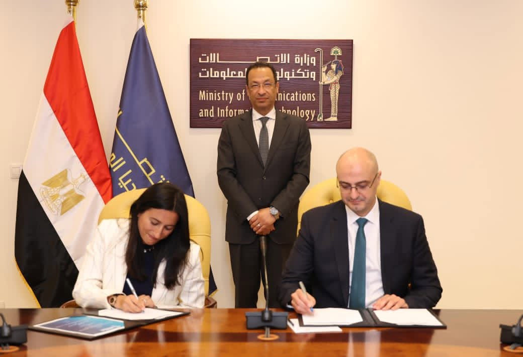 باستثمارات 400 مليون دولار.. وزير الاتصالات يشهد منح «حسن علام» ترخيص إنشاء وتشغيل مراكز بيانات وخدمات سحابية
