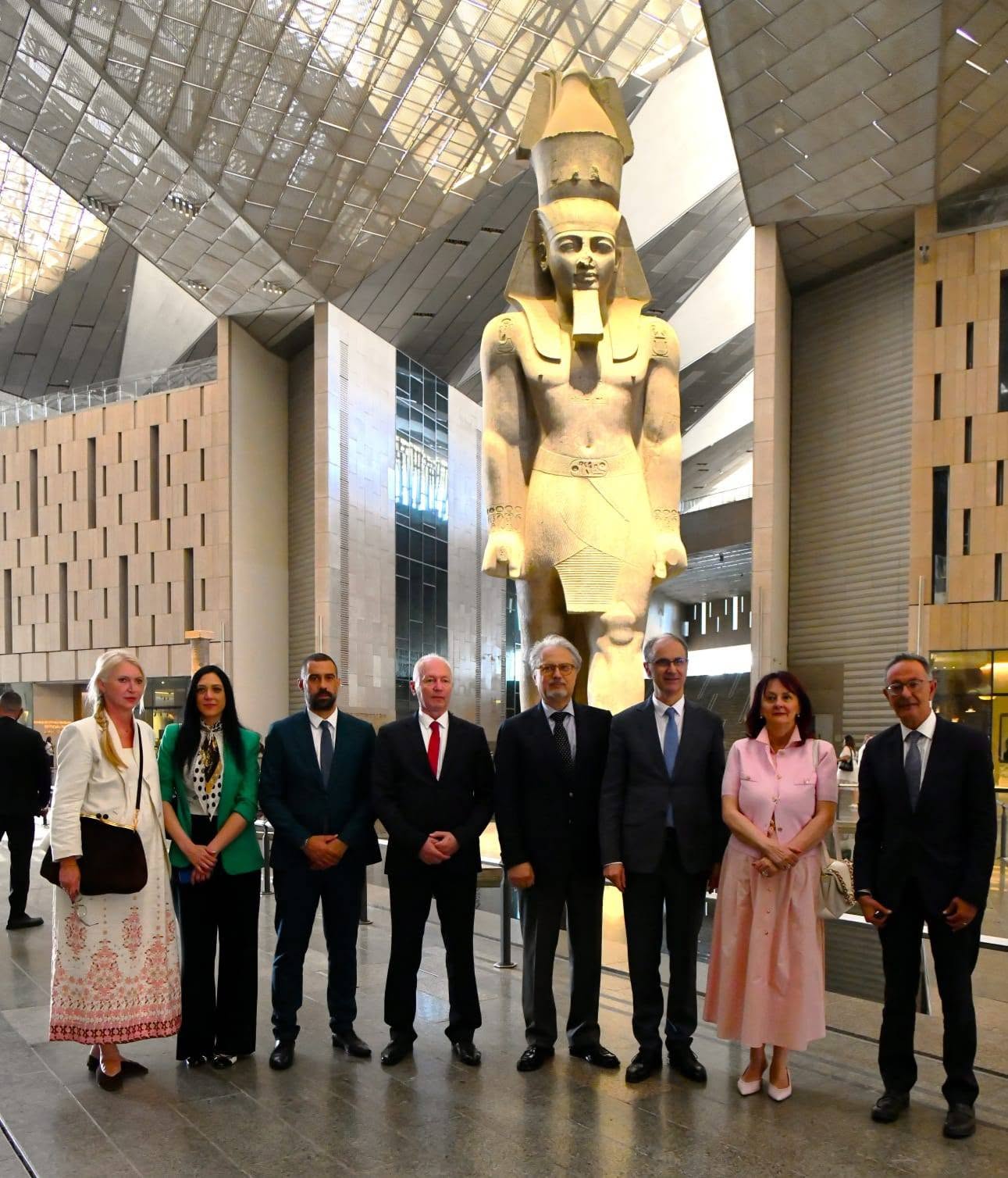 رئيس وزراء صربيا يزور المتحف المصري الكبير