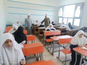 رئيس منطقة سوهاج الأزهرية يتفقد لجان امتحان الفقه للقسم الأدبي