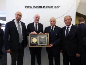 إنفانتينو يهدى أبو ريدة تذكار كأس العالم عقب مباراة مصر وبلجيكا