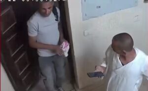مشهد لم تره من قبل: حوار غير متوقع بين لص وحارس عقار