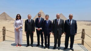 جولة ميدانية لمحافظ الجيزة وسفير الصين ووفد نانجينغ داخل المنطقة الأثرية للأهرامات 