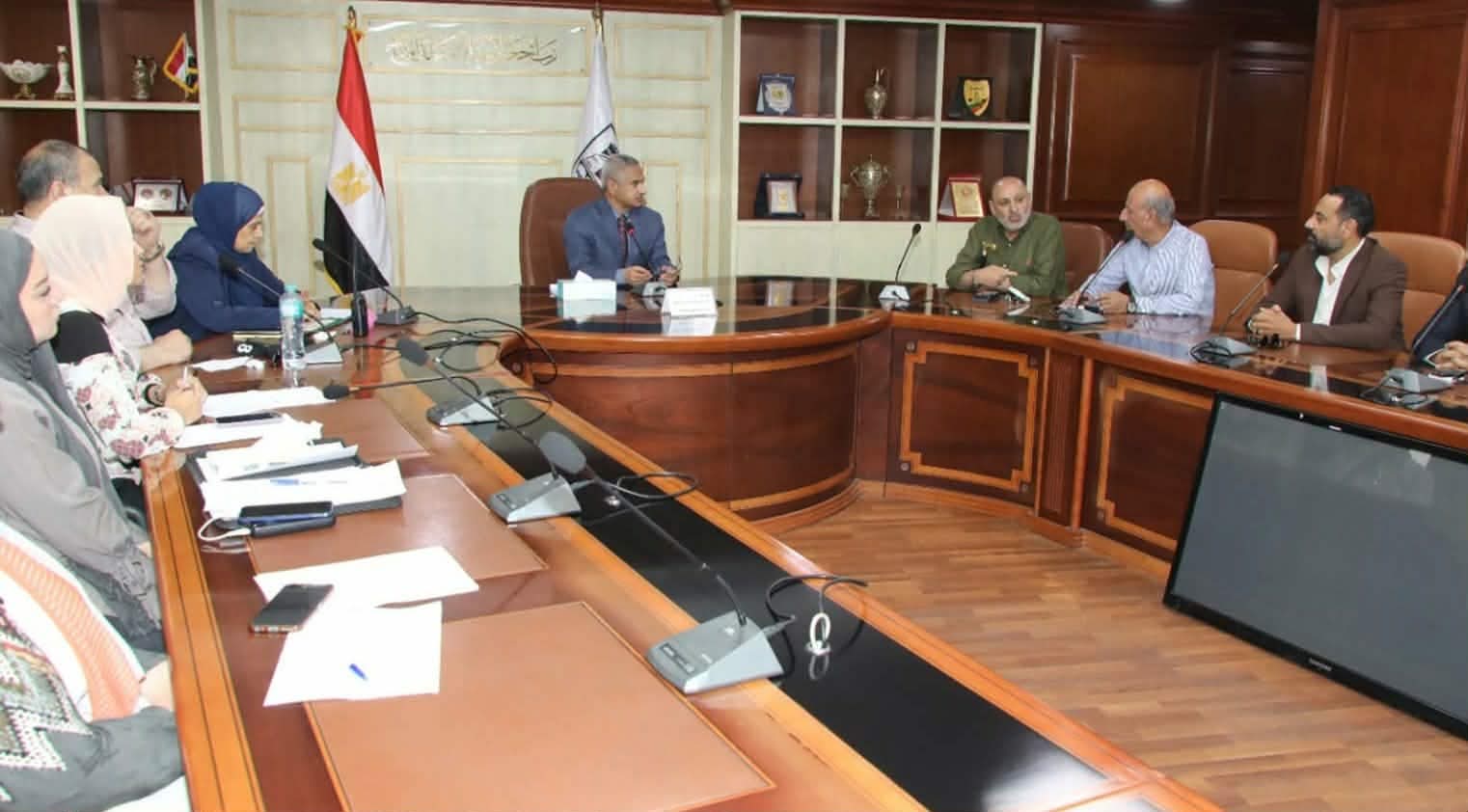 محافظ بني سويف يبحث تطوير المرافق وتعزيز الاستثمار بمنطقة بياض العرب الصناعية