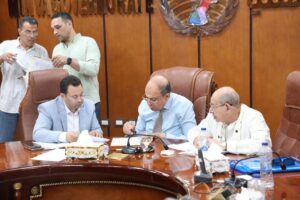 محافظ المنيا يلتقي نواب البرلمان لبحث ملفات التنمية ومتابعة طلبات المواطنين