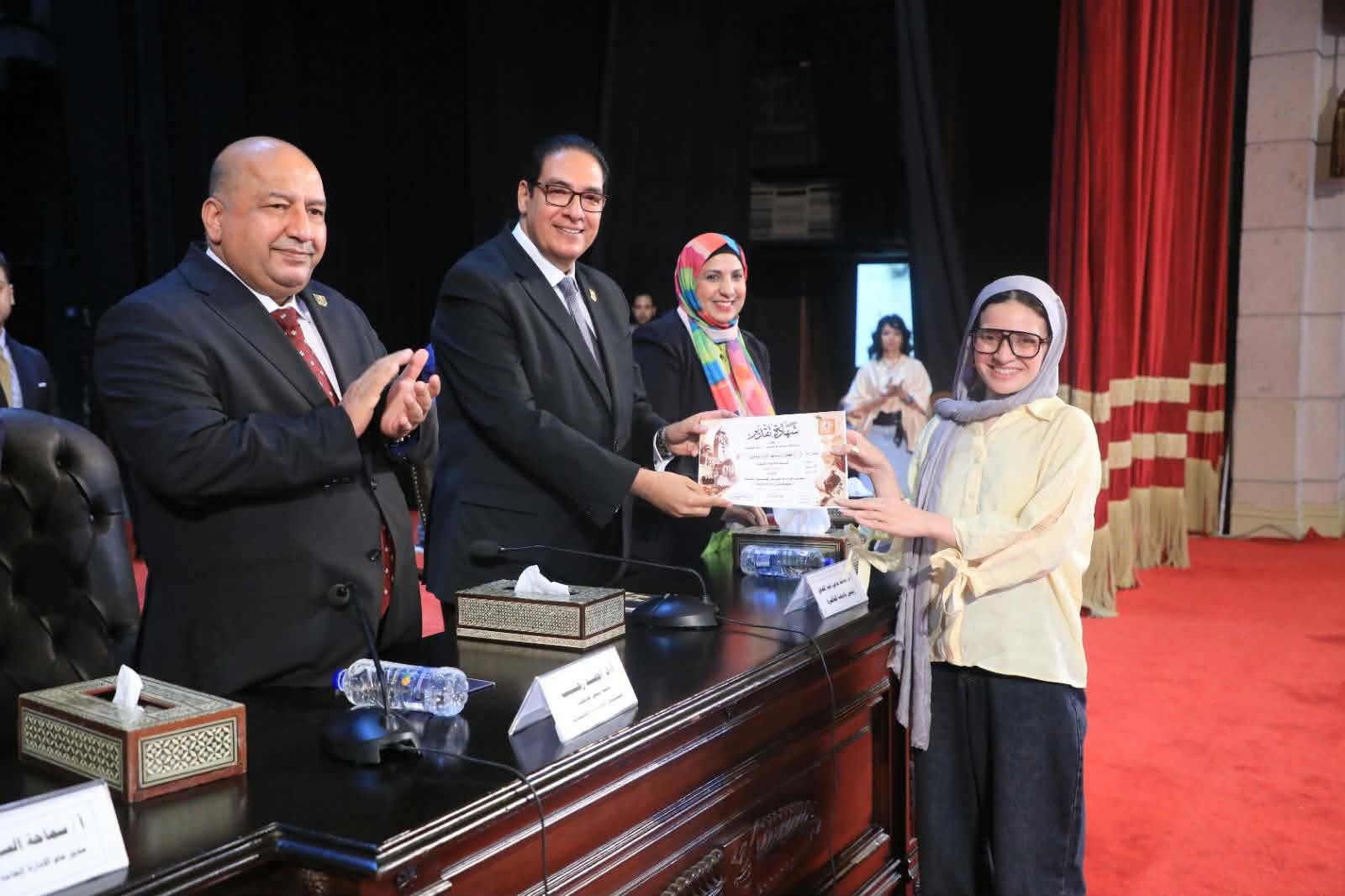 رئيس جامعة القاهرة يكرم المبدعين في المسرح الجامعي ويطلق «مهرجان القاعة» لدعم المواهب الطلابية