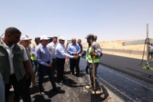 وزير النقل: محور دراو سيسهم في ربط مناطق التنمية غرب النيل بالطريقين الصحراويين الشرقي والغربي