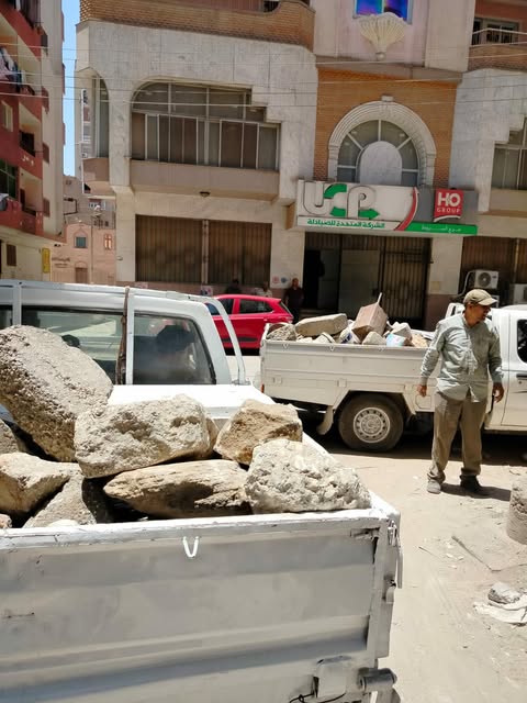 حملات رفع الإشغالات والحواجز بشوارع حي غرب أسيوط