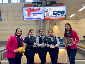 مطار القاهرة يحتفل مع الركاب بمناسبة رأس السنة الهجرية ويوزع الهدايا والحلوى