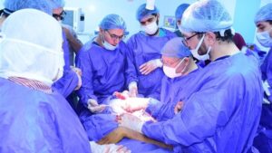 مستشفى الطوارئ الجامعي بسوهاج تنقذ شابًا من نزيف حول القلب