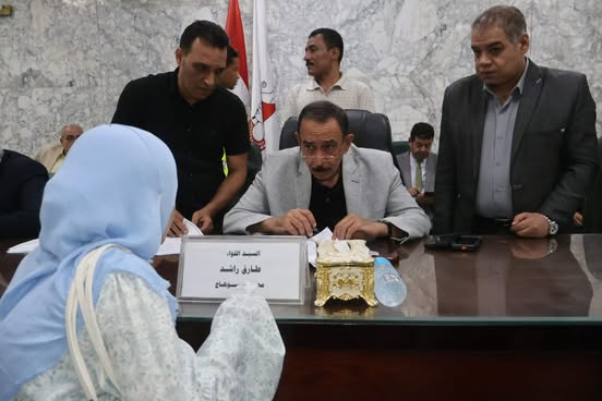 محافظ سوهاج يعقد اللقاء الجماهيري الأسبوعي لبحث مطالب المواطنين وحل مشكلاتهم