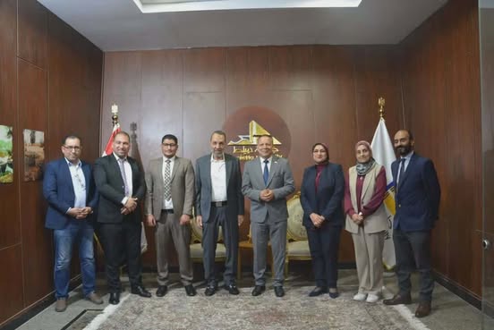 رئيس جامعة دمياط وغرفة صناعة منتجات الأخشاب والأثاث يبحثان تعزيز التعاون لربط البحث العلمي بالصناعة