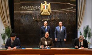 مدبولي يشهد توقيع مذكرة لإنشاء أول مصنع لتوربينات الرياح بخليج السويس