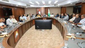 محافظ الجيزة: استعراض أداء الشركات ومناقشة التحديات خلال اجتماع مسؤولي النظافة