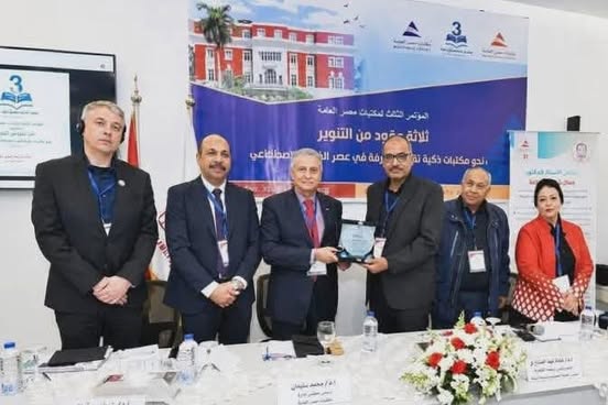محافظ المنيا يهنئ مدير مكتبة مصر العامة بتتويجه بالمركز الأول في البحث العلمي
