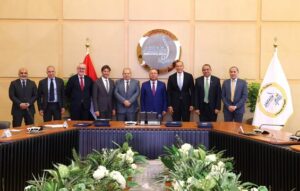 وزير النقل يشهد توقيع عقود لتطوير السكك الحديدية ونظم الإشارات